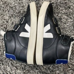 VEJA!! Size US 3 / Eur 34 boys high top sneaker